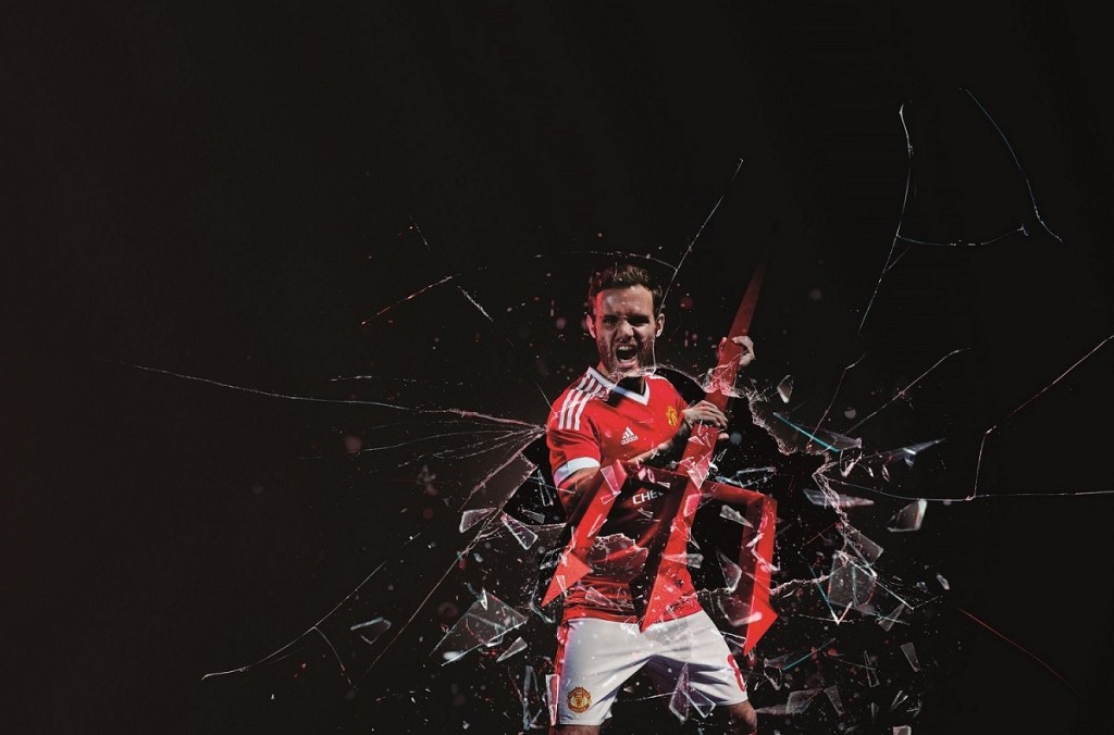 5.全新曼聯主場球衣的主視覺靈感來自球隊徽章上的代表性三叉戟，球員在影片中也透過它，為即將展開的賽季宣示決心 - 馬塔(Juan Mata)