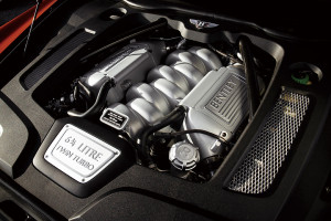 這具6.75升V8雙渦輪增壓引擎是Bentley的招牌動力，嚇人的1,100Nm最大扭力，即使車重 2,685kg也可以4.9秒破百。