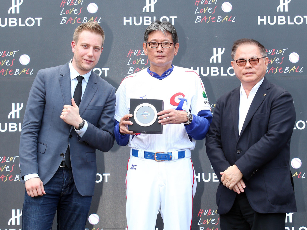 HUBLOT與中華棒協合贈經典融合系列世界棒球12強賽限量腕錶給中華代表隊總教練郭泰源-1