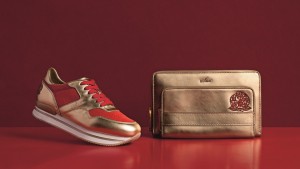 HOGAN 2016猴年限定刺繡系列 - (左)金屬皮革拼接亮紅色麂皮繫帶休閒鞋$20,900; (右)金屬皮革手拿肩背兩用包$31,200