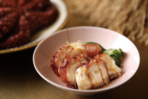 作工繁複的醃漬滷章魚，軟嫩入味，是店裡最受歡迎的小菜。