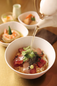 漬鮪魚高湯泡飯，靈感來自傳統茶泡飯，淋過高湯的半熟鮪魚其鮮嫩 滋味可比擬牛肉。