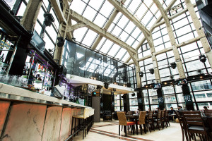 挑高三層樓半的透明窗景與三角空間規劃，構成餐廳獨一無二的絕妙氣氛。 