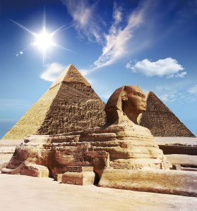 位於吉薩區的人面獅身像與金塔群，是埃及歷久不衰的精神象徵。