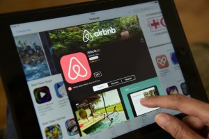 一樣是共享平台，Airbnb也對現有旅遊業造成衝擊。