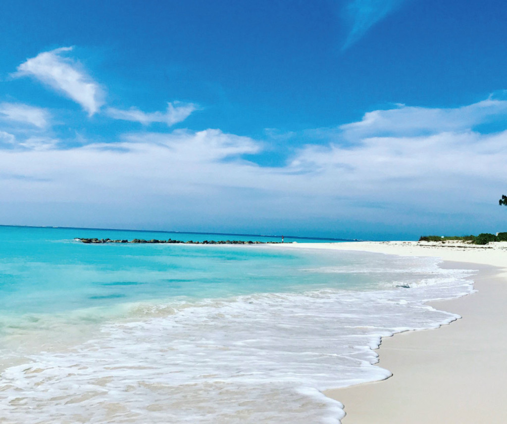 Tripadvisor的旅行者Alistair L說：「這是世界 上最好的沙灘之一，它有柔軟的白色沙灘和海 洋。海的顏色非常非常的藍綠，你不會相信世 界上還有這樣的地方。」