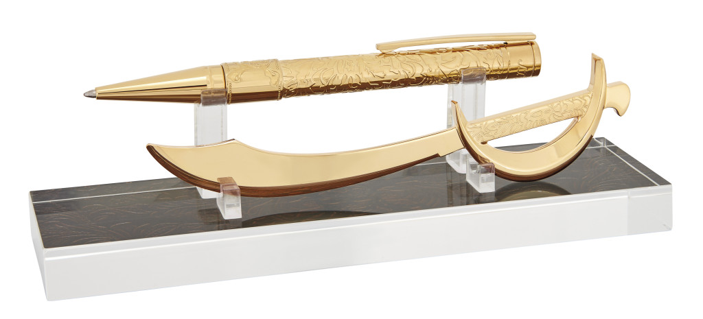 象徵神鬼奇航的雕刻裝飾，筆身為銅鑄黃金潤飾，拆信刀則以不鏽鋼黃金潤飾。