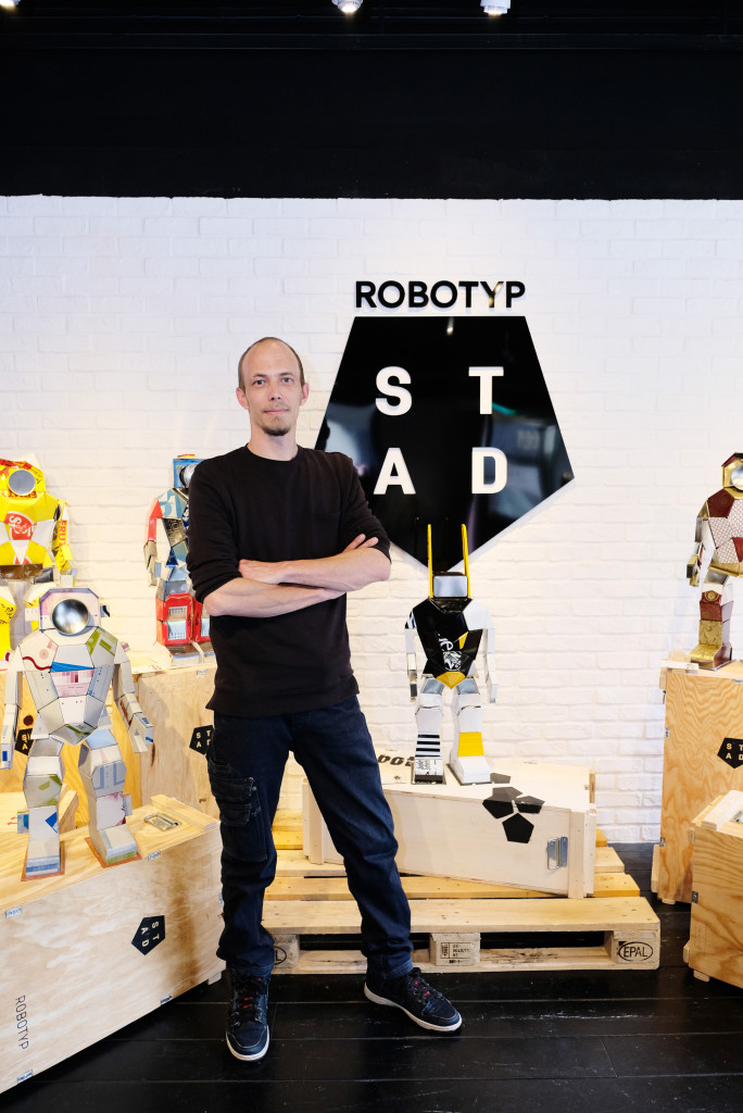 瑞士籍藝術大師 HervéeStadelmann與他的ROBOTYP機器人雕塑品合影。