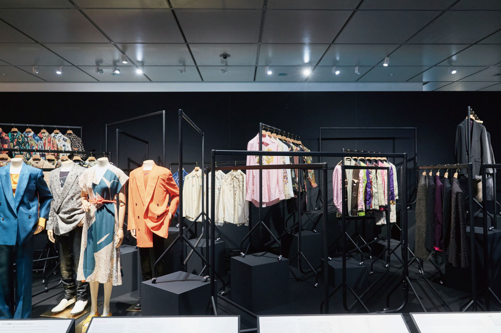 「Collections」展區依照男女裝、T恤、襯衫、西裝及訂製服等7個主題，展示了從品牌過去到今年春夏系列所設計的經典服裝。