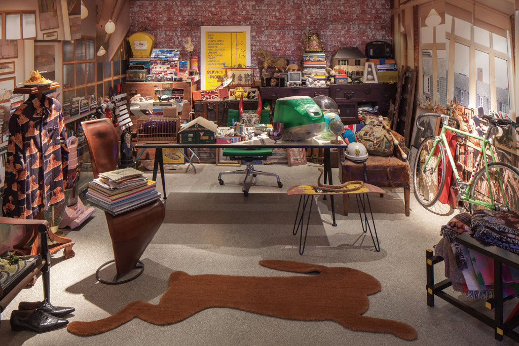 「Paul's Office」完整重現Paul Smith位於倫敦柯芬園的辦公室場景，四處隨意散落著書籍、資料、腳踏車、相機及玩具都是設計師在世界各地旅遊所收集而來的珍藏品與靈感來源。