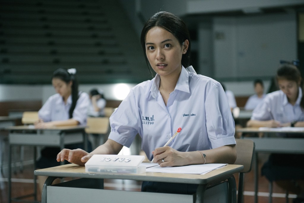 依莎亞賀蘇汪Eisaya Hosuwan 畢業於泰國藝術大學，主演電影《暹羅鬼廣場》（Siam Square, 2017），也參演過電視劇。 