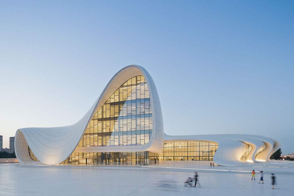 位於東歐阿塞拜疆共和國的阿 利耶夫文化中心（Heydar Aliyev Center），完全不負Zaha Hadid「曲線女王」的建築美名，並根據自然地形， 追求動態和流線性的一致性。