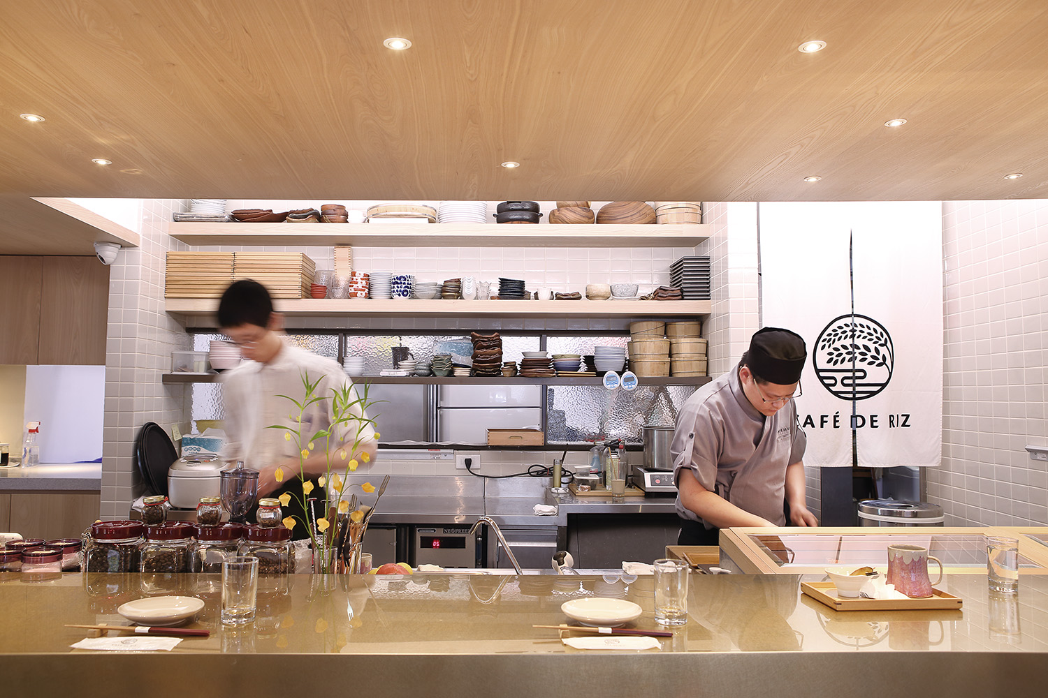 半开放式的吧台别有一番风味,手作餐饮的料理细节让人一览无疑.