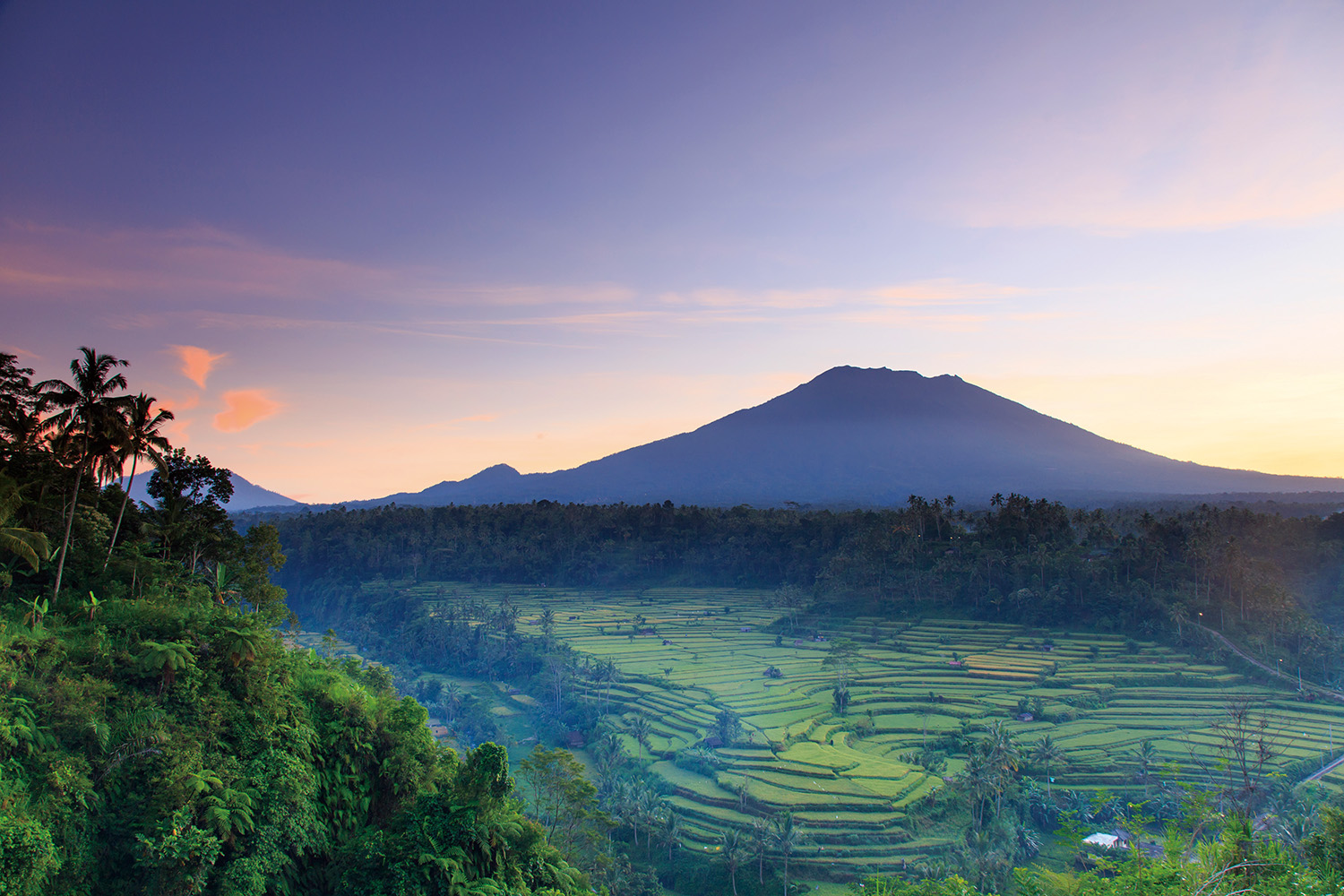 Индонезия. Бали горы. Бали Агунг пейзаж. Вулкан Агунг Бали обои. Бали рельеф.