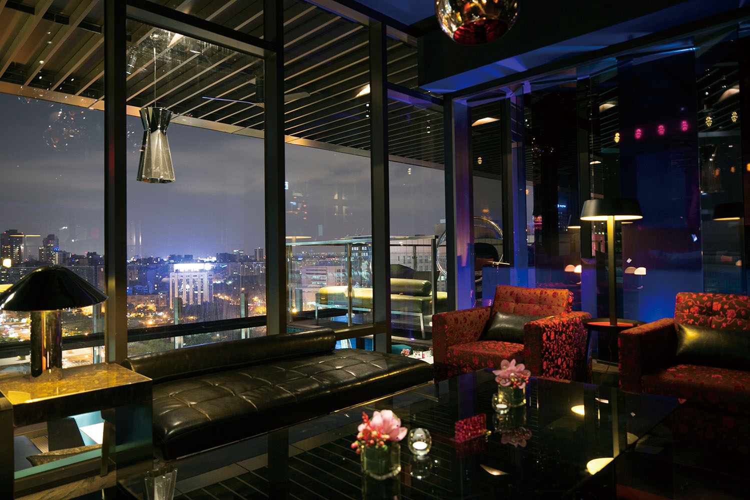 不由分说便是东区,尤其信义区作为台北夜生活的兵家必争之地,夜店与